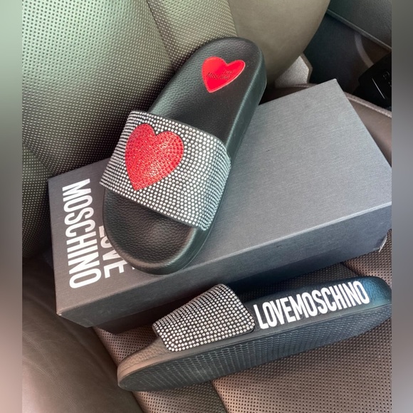 Moshino ❤️ - Picture 1 of 4